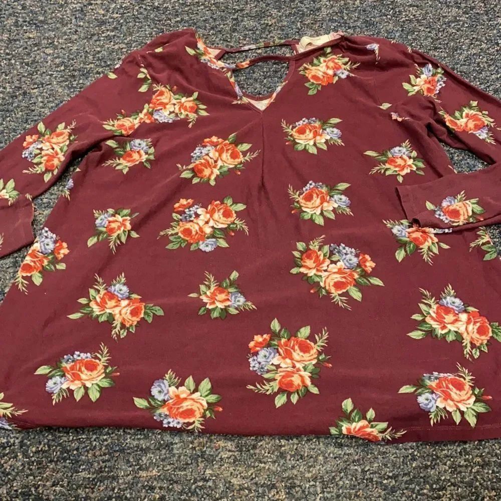 No comment floral keyhole top sz. 1X